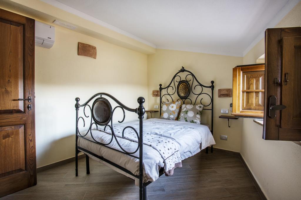 Bed and Breakfast Antico Borgo Seggiano Habitación foto
